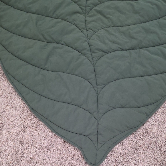 Green Leaf-Shaped Rug - Picture 3 of 5